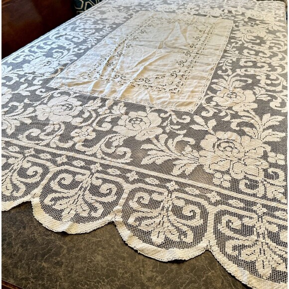 Beautiful‎ Vintage Two Tone Lace Tablecloth  66x81" scalloped & lace edges - Picture 1 of 13